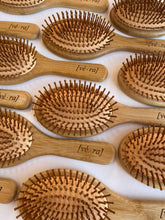 Carica l&#39;immagine nel visualizzatore di Gallery, Spazzola ovale grande in legno
